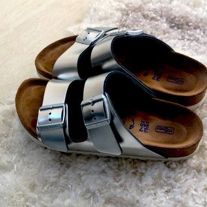 Birkenstock 37 Silver women’s Arizona Excellent condition! Very lightly worn